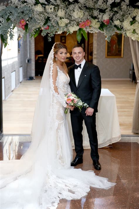 Vairuojanti besilaukianti moteris su dukra