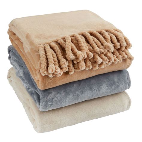 Miegantis kūdikis, apklotas minkštu pleduku