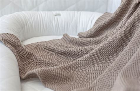 Įvairių spalvų ir raštų megzti kūdikių pledukai