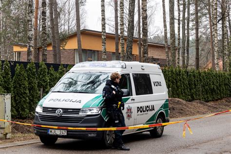 Policijos mašina prie namų naktį