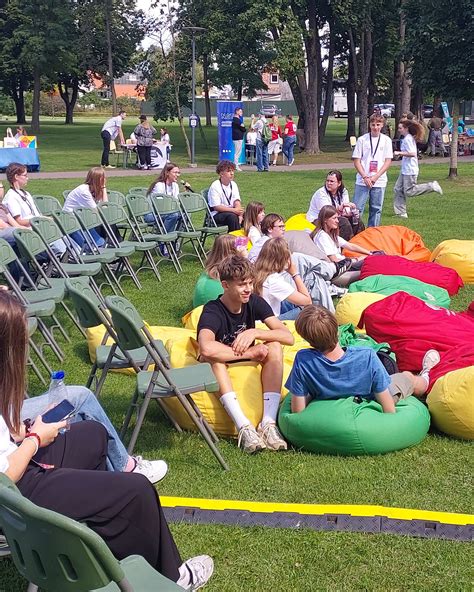 jaunimas žiūrintis filmą festivalyje