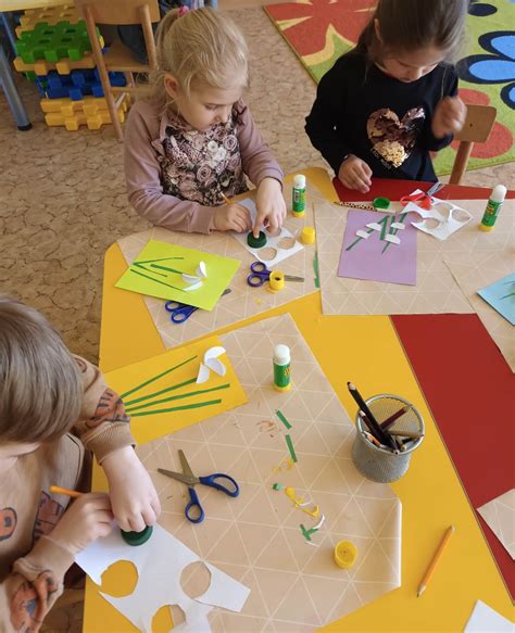 Vaikai užsiimantys kūrybine veikla