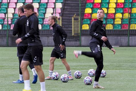 Treneris bendrauja su vaikų futbolo komanda