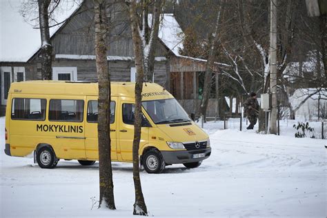 Mokyklinis autobusas su vaikais