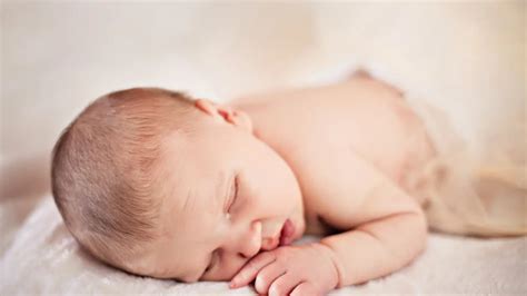 kudikis ant pilvo keliantis galvą