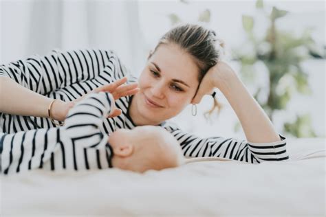 kudikis žiūri į tėvų veidus