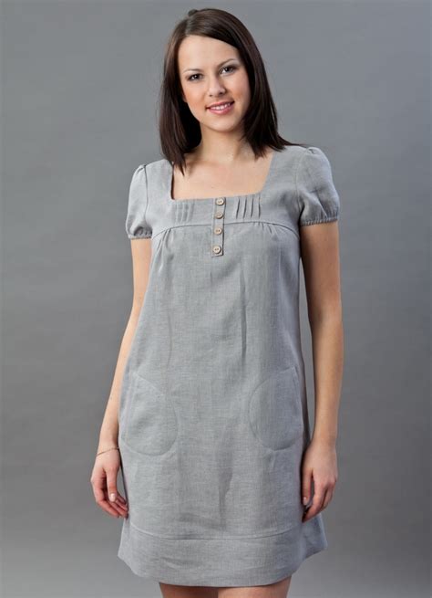 detalus vaizdas į suknelės raukinukus ir medvilnės tekstūrą