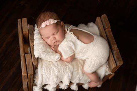 mielas naujagimio kostiumėlis fotosesijoje
