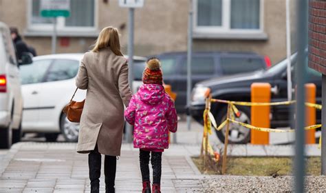 Šeima su vaiku, svarstanti apie būsto paskolą