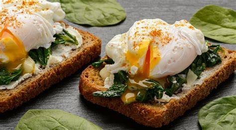 Kiaušinis be lukšto (poached egg) su žaluma