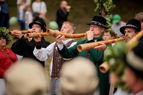Lietuviškų švenčių (pvz., Rasos) vaizdai su laužais ir vainikais