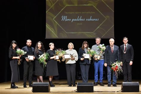 Žmonės, keičiantys padėkos žodžius