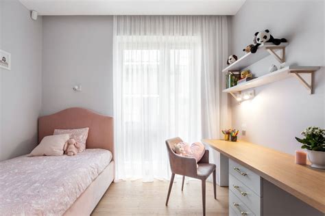 Mergaitės kambarys su rožinės ir baltos spalvos akcentais