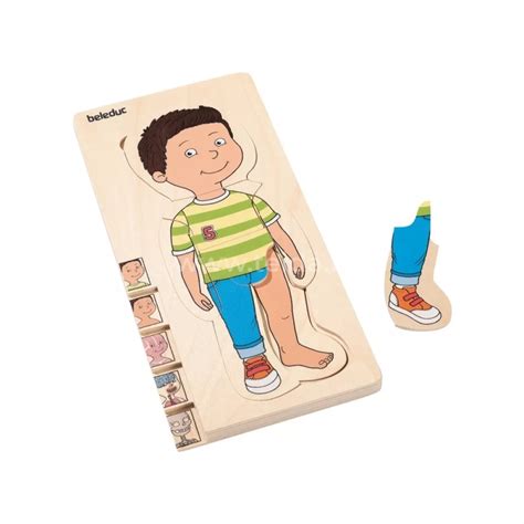 Berniukas dainuojantis chore