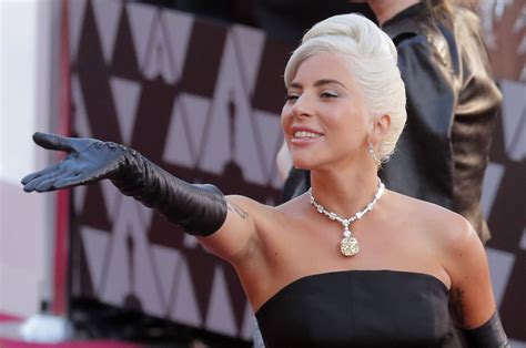 Lady Gagos personažas Elė be makiažo ekrane