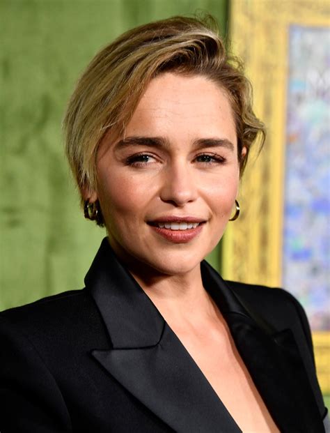 Emilia Clarke portretas