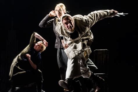 Scena iš Eimunto Nekrošiaus spektaklio