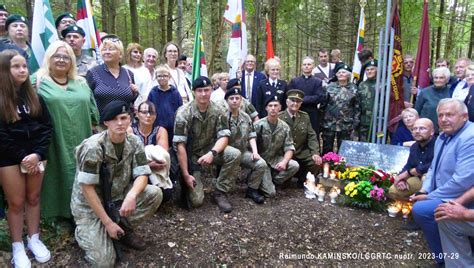 Lietuvos partizanų bunkeris ir atminimo kryžius miške