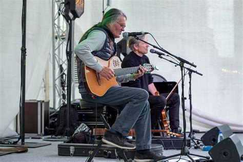 Olegas Ditkovskis scenoje su gitara, atliekantis dainuojamąją poeziją