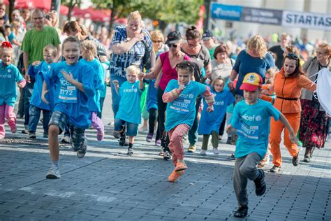 Vaikai, bėgantys UNICEF vaikų bėgime Lietuvoje