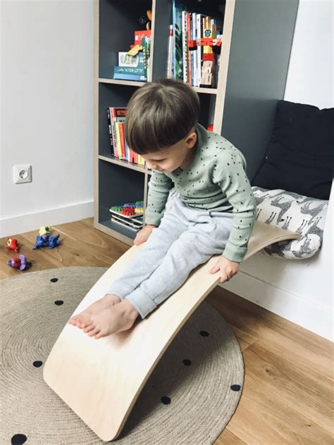 Vaikų kūrybinis žaidimas su balansine lenta ir kliūčių ruožai