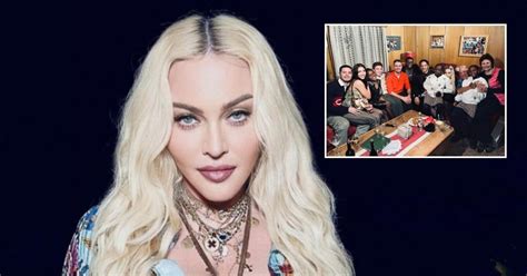 Madonna su visais savo vaikais šeimos nuotraukoje