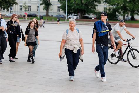 Žmonės besimėgaujantys gamta ir sportu