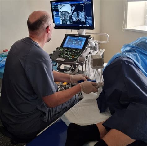 Ginekologas su ultragarso aparatu