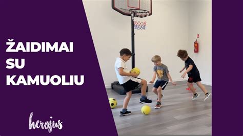 Vaikų grupės žaidimai su kamuoliu lauke