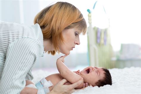 Tėvų reakcija į kūdikio verksmą ir oksitocino išsiskyrimas