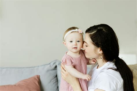 Pavargusi mama su kūdikiu ir tėtis darbe