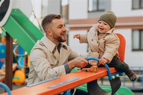 Tėtis su vaiku žaidžia parke