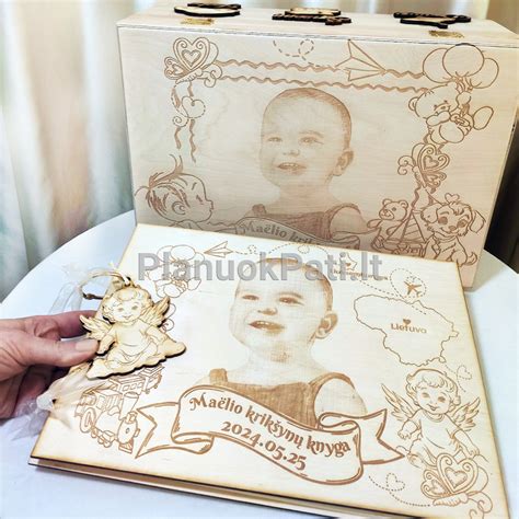 Pavyzdys krikštynų laikraštuko viršelio su vaikučio nuotrauka