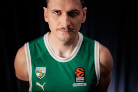 Edgaras Ulanovas su Lietuvos rinktinės marškinėliais tarptautinėse varžybose