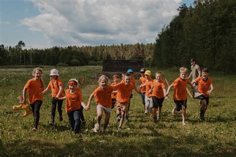 Vaikų būrys žaidžia „Alimbamba“