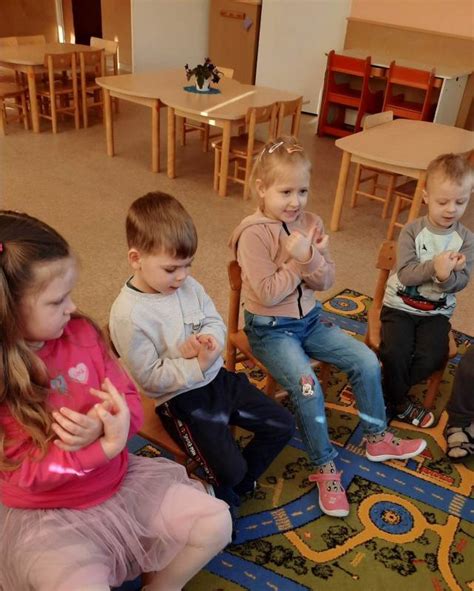 Vaikai, žaidžiantys lietuvių kalbos žaidimus darželyje