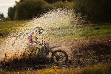 Cross Country motociklas trasoje
