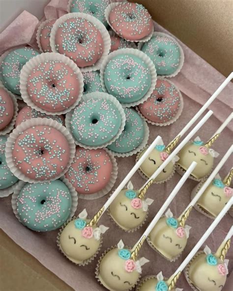 Įvairūs spalvoti saldumynai ant pagaliukų