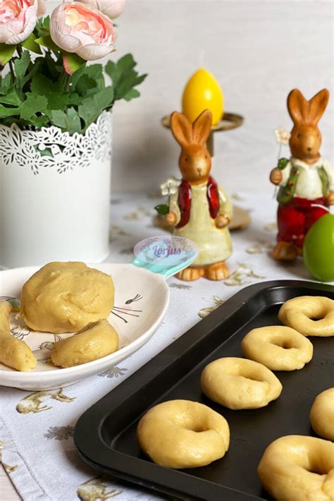 Velykiniai sausainiai kiaušinių formos ant pagaliukų