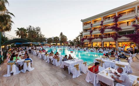 šeima atostogaujanti prie baseino Turkijoje