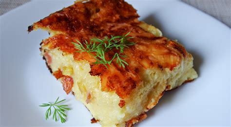 Keptas bulvių plokštainis kepimo inde