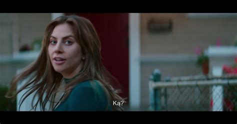 Lady Gaga dainuoja scenoje filme „Taip gimė žvaigždė“