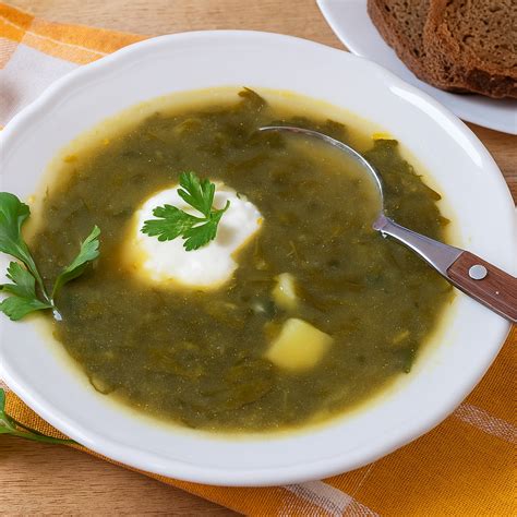 Šviežiai paruošta rūgštynių sriuba su kiaušiniu