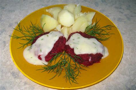 Burokėlių kotletai su grietinės padažu