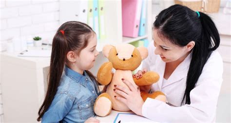 Vaikų gydytojas ir pacientas