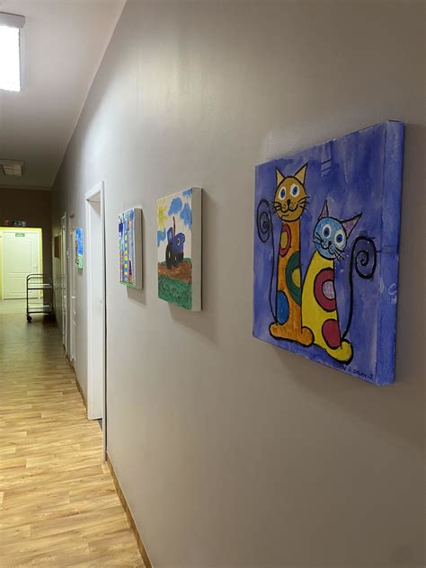 Siena nudažyta mokyklinės lentos dažais su vaikų piešiniais
