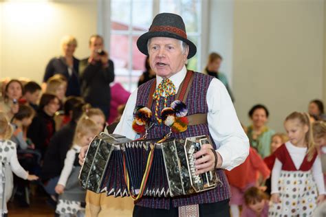 Laimingi seneliai su anūku