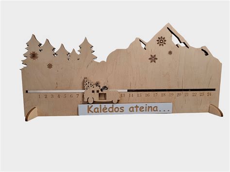 Graviruotas medinis kalendorius vaikų gimtadieniams