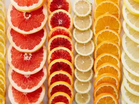 Kūrybiškai patiekti citrusiniai vaisiai vaikams