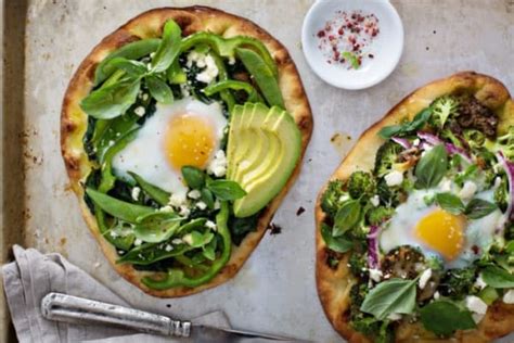 namų gamybos pica su kiaušiniu ir špinatais
